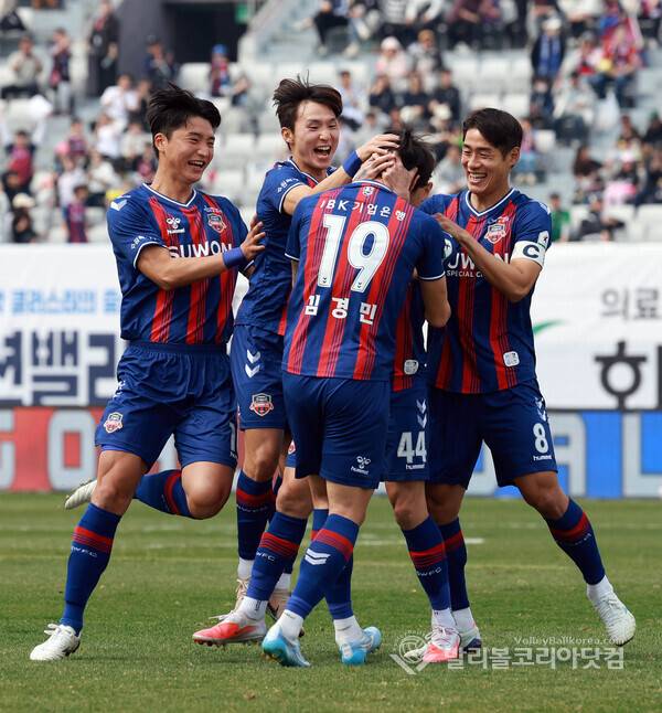 '승격 후보 맞대결' 수원FC-대구, 11일 격돌…사진은 수원FC 윌리안이 골을 성공시키고 선수들과 함께 기뻐하는 모습.(사진=김경수 기자/ 2026.03.28.)