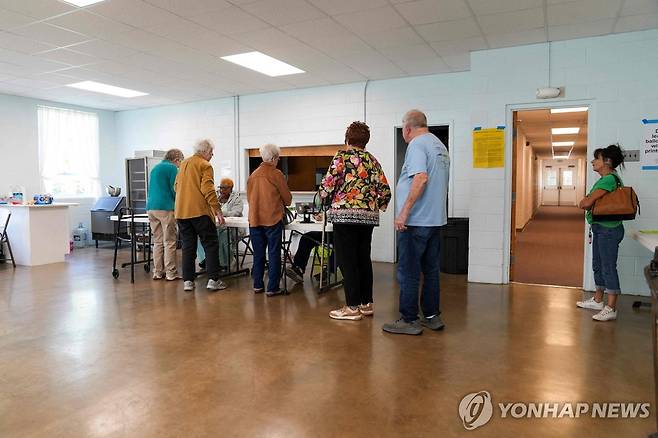 미국 조지아주 하원 보궐선거 7일(현지시간) 치러진 미국 조지아주 연방하원 보궐선거 결선투표에서 유권자들이 투표하고 있다. [AFP연합뉴스. 재판매 및 DB금지]
