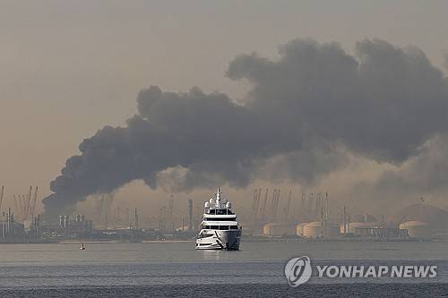 두바이에 대한 이란의 공격으로 제벨 알리 항구에서 연기가 치솟고 있다. [AFP 연합뉴스 자료사진. 재판매 및 DB 금지]
