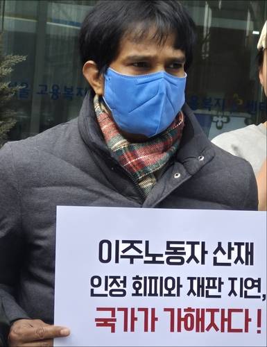 2026년 4월1일 서울고용노동청 앞에서 시위 중인 아지트 씨 [윤근영 기자 촬영]