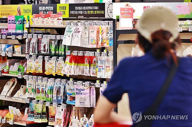 (서울=연합뉴스) 진연수 기자 = 21일 서울의 한 대형마트에 진열된 반려동물 영양제 등 건강제품. 2025.5.21 jin90@yna.co.kr