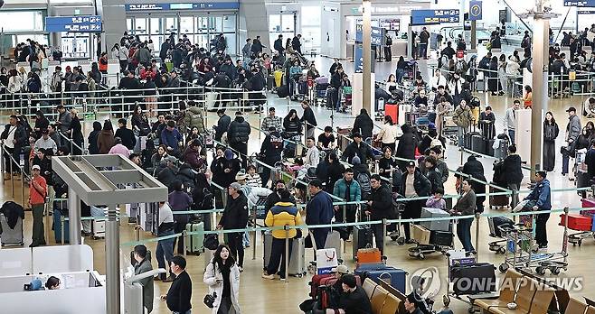 설 연휴 맞아 떠나는 사람들 [연합뉴스 자료사진] 설 연휴를 앞둔 지난 2월 13일 인천국제공항 제1여객터미널 출국장에서 이용객들이 탑승수속을 위해 줄을 서고 있다. yatoya@yna.co.kr