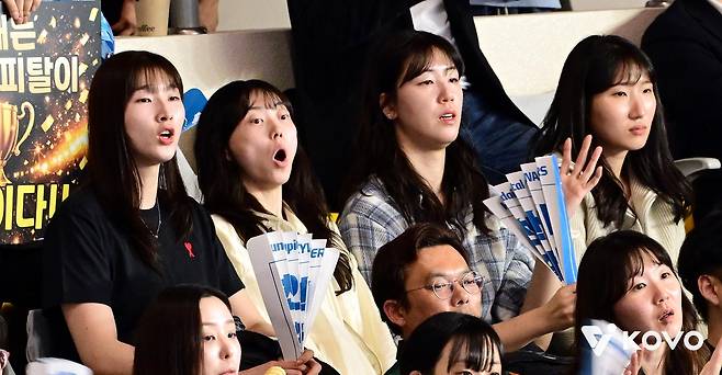 포스트시즌 경기 관전에 나선 김다인(뒷줄 왼쪽 2번째)과 정호영(3번째)  [한국배구연맹 제공. 재판매 및 DB 금지]