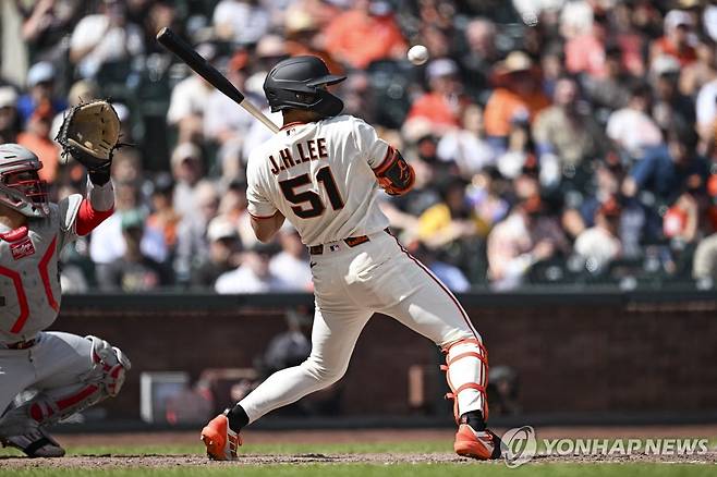 이정후의 9일 경기 타격 모습.  [로이터=연합뉴스] Mandatory Credit: Justine Willard-Imagn Images