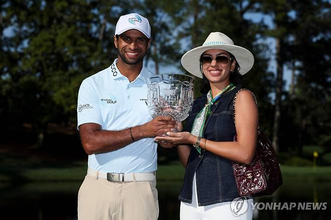 파3 대회 우승자 라이(왼쪽)와 아내. [AFP=연합뉴스]