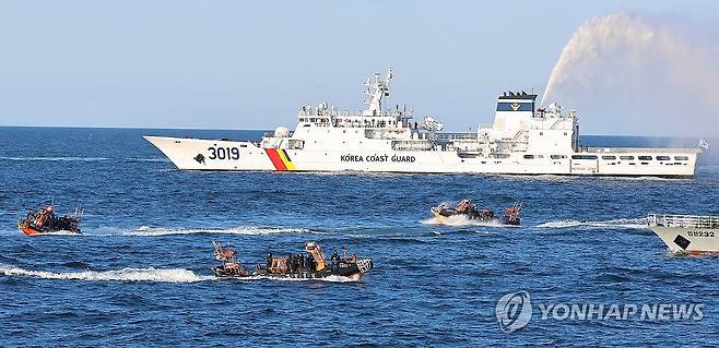 불법 외국어선 특별단속 훈련 (인천=연합뉴스) 임순석 기자 = 봄 꽃게 성어기를 맞아 불법 외국어선 특별단속에 나선 해양경찰이 지난 6일 인천 옹진군 소청도 남방 약 23해리 서해 특정해역에서 불법 조업 중국어선 특별단속 합동훈련을 실시하고 있다. 2026.4.9 soonseok02@yna.co.kr