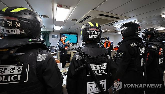 '불법조업 중국어선 꼼짝마!' (인천=연합뉴스) 임순석 기자 = 봄 꽃게 성어기를 맞아 불법 외국어선 특별단속에 나선 해양경찰이 지난 6일 인천 옹진군 소청도 남방 약 23해리 서해 특정해역에서 실시한 특별단속 합동훈련에서 1002함 소속 특수기동대 대원들이 불법조업 중국어선 나포 작전회의를 하고 있다. 2026.4.9 soonseok02@yna.co.kr