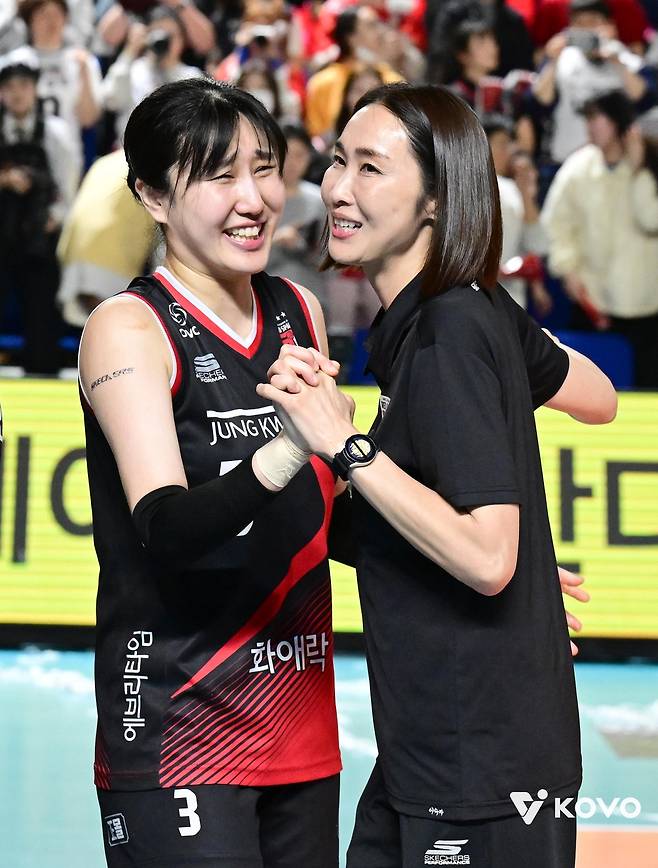 여자 대표팀 코치로 지원한 이숙자 전 방송 해설위원(오른쪽)  [한국배구연맹 제공. 재판매 및 DB 금지]