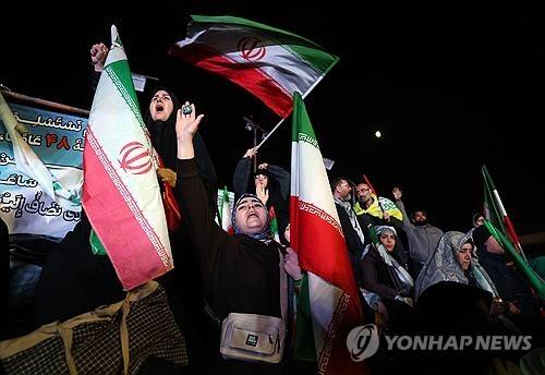 휴전 발표 후 거리로 쏟아져 나온 이란인들 [EPA=연합뉴스. 재판매 및 DB 금지]
