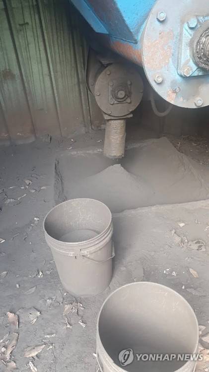 아지트 씨가 일했던 농기계 제조공장 내 쌓여 있는 쇳가루 [본인 제공]