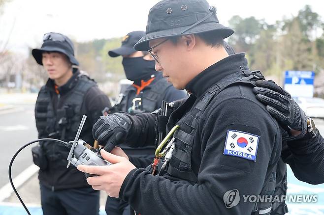 오월드 탈출 늑대 이틀째 수색 (대전=연합뉴스) 이주형 기자 = 대전 중구 사정동 오월드에서 늑대 1마리가 탈출한 지 이틀째인 9일 오전 소방대원들이 오월드에서 드론으로 늑대를 수색하고 있다. 2026.4.9 coolee@yna.co.kr