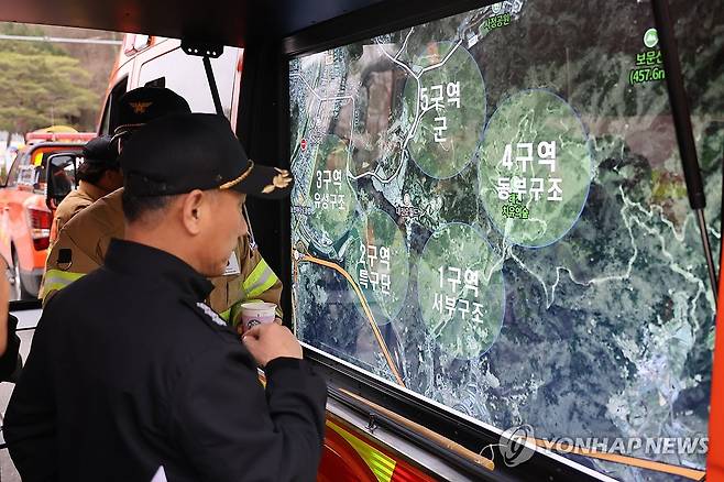 오월드 탈출 늑대 이틀째 수색 (대전=연합뉴스) 이주형 기자 = 대전 중구 사정동 오월드에서 늑대 1마리가 탈출한 지 이틀째인 9일 오전 소방대원들이 오월드에서 수색 관련 회의를 하고 있다. 2026.4.9 coolee@yna.co.kr