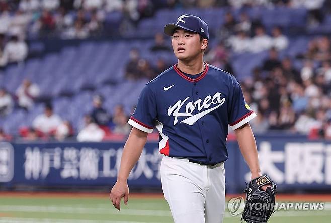 5회말 무실점으로 마무리한 고우석 (오사카=연합뉴스) 임화영 기자 = 3일 일본 오사카 교세라돔에서 열린 월드베이스볼클래식(WBC) 평가전 한국 대표팀과 일본 프로야구 오릭스 버팔로스와의 경기.
    5회말을 무실점으로 마무리한 한국 고우석이 더그아웃으로 향하고 있다. 2026.3.3 hwayoung7@yna.co.kr