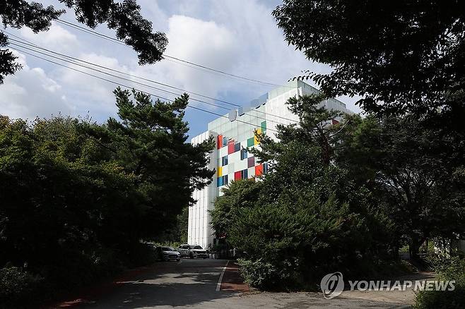 김건희 일가 남양주 요양원 104일 영업정지 (남양주=연합뉴스) 임병식 기자 = 경기 남양주시는 윤석열 전 대통령 부인 김건희 씨 일가가 운영하는 A요양원에 대해 영업정지 104일 처분했다고 29일 밝혔다. 시는 A요양원이 요양급여 약 14억원을 부당 청구해, 노인장기요양법 37조 1항 4호 '거짓이나 그밖에 부정한 방법으로 급여 비용을 청구한 때'에 해당하는 것으로 판단했다. 사진은 이날 A요양원의 모습. 2025.9.29 andphotodo@yna.co.kr