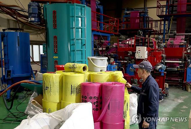 나프타 불안에 폐비닐 활용 '재조명' (창원=연합뉴스) 박영민 기자 = 9일 오전 경남 창원시 마산합포구 진북면에 있는 한 공장에서 나프타 대신 폐비닐을 가공한 재생원료를 사용해 종량제봉투가 생산되고 있다. 사진은 공장 내부 모습. 2026.4.9 ymp@yna.co.kr