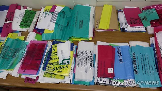 폐비닐 활용 100％ 종량제봉투 (창원=연합뉴스) 박영민 기자 = 9일 오전 경남 창원시 마산합포구 진북면에 있는 한 공장에서 나프타 대신 폐비닐을 가공한 재생원료를 사용해 종량제봉투가 생산되고 있다. 사진은 제작 완료된 종량제봉투. 2026.4.9 ymp@yna.co.kr