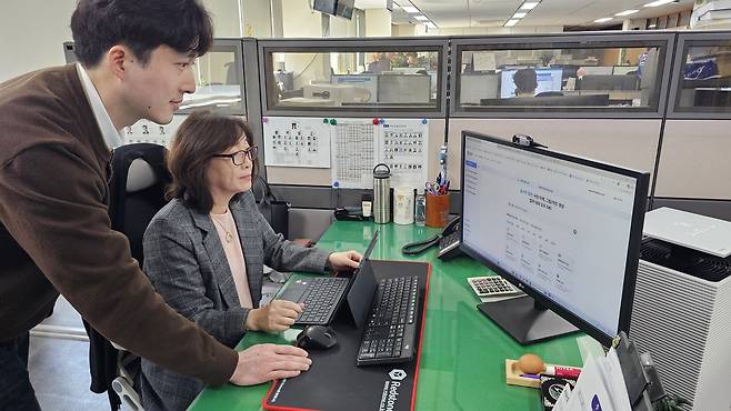 AI 업무비서 서비스를 활용하는 직원들 [충북도 제공. 재판매 및 DB 금지]