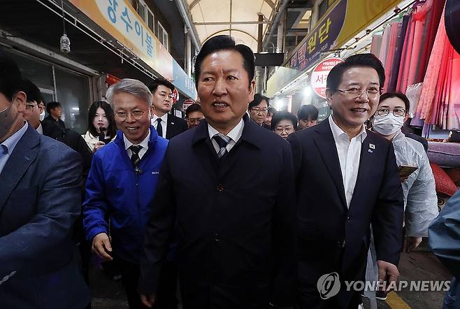 전통시장 찾은 정청래·민형배·김영록 (여수=연합뉴스) 이동해 기자 = 더불어민주당 정청래 대표와 민형배, 김영록 전남광주통합특별시장 후보가 9일 전남 여수시 서시장을 찾아 민생현장을 살피고 있다. 2026.4.9 eastsea@yna.co.kr