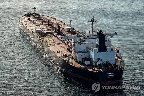 러시아 그림자 선단으로 활동중인 유조선. 본 기사와 관련없음 [AFP 연합뉴스 자료사진. 재판매 및 DB 금지]