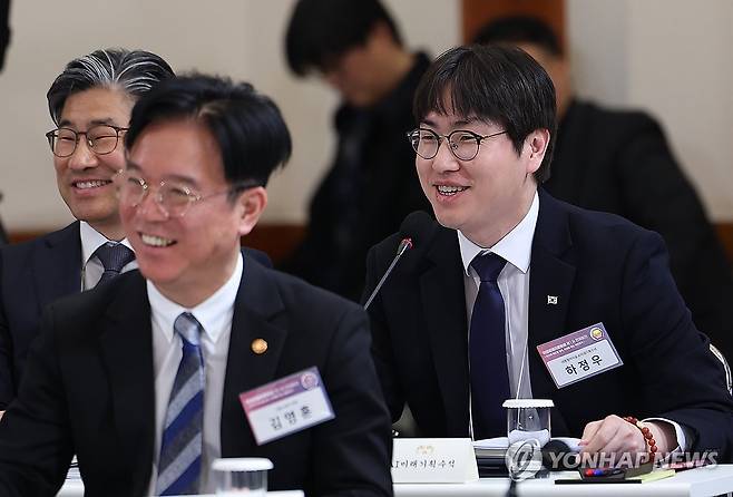 이재명 대통령 질문에 답하는 하정우 수석 (서울=연합뉴스) 김도훈 기자 = 하정우 AI미래기획수석이 9일 청와대에서 열린 국민경제자문회의 제1차 전체 회의에서 이재명 대통령 질문에 답하고 있다. 2026.4.9 superdoo82@yna.co.kr