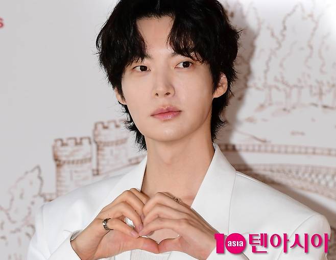 배우 안재현이 포즈를 취하고 있다 / 사진=텐아시아 DB