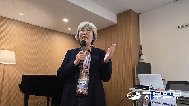 허선주 고양시사회적경제연합회 회장이 19일 일산서구 한양문고 주엽점에서 진행된 고양특례시장 예비후보 간담회에서 사회를 진행하고 있다. 김태훈 기자.