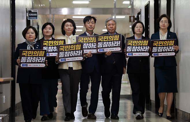 9일 국회 정치개혁특별위원회 공직선거법 및 지방선거구제 개편심사소위원회를 앞두고 조국혁신당 서왕진 원내대표, 진보당 정혜경 의원, 사회민주당 한창민 대표 겸 원내대표 등 개혁진보 4당 의원들이 정개특위 운영 관련 기자회견을 하기 위해 소위원회가 열리는 회의실로 향하고 있다.