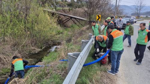 ◇횡성군이 지난 9일 횡성읍 반곡저수지 일원에서 여름철 폭우와 태풍 등 자연재난에 대비해 실시란 ‘극한강우 대처훈련 및 주민대피지원단 교육’ 참가자들이 실제 양수기를 가동해 물을 퍼내는 실전 훈련을 하고 있다.