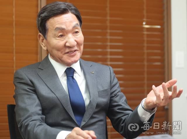 박창달 한국장학재단 이사장이 10일 대구 중구 매일신문사에서 인터뷰하고 있다. 안성완 기자 asw0727@imaeil.com