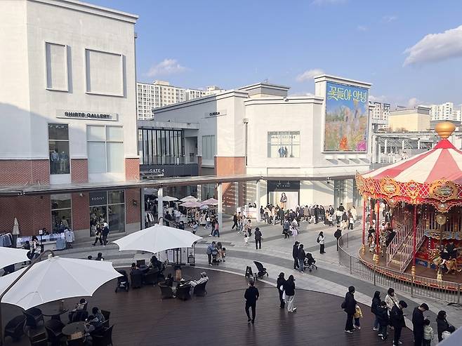 ▲ 개점 15주년 행사를 앞두고 롯데아울렛 이시아폴리스점 '유니클로' 매장을 찾은 고객들이 다양한 봄 나들이 패션 상품을 살펴보고 있는 모습. 롯데백화점 제공