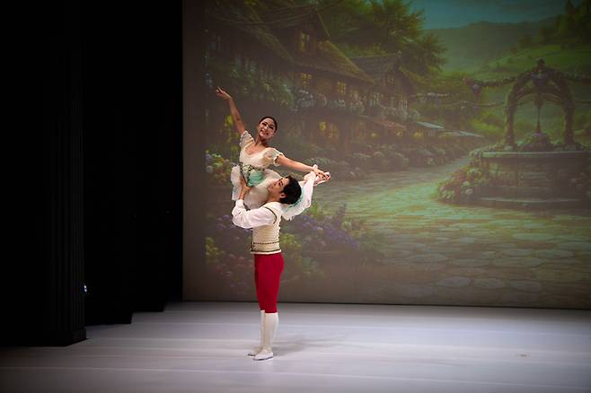 지난 9일 대구문예회관 비슬홀에서 열린 공연에서 최수연 발레리나(위)와 박민우 발레리노가 지젤 1막의 패전트 파드되를 선보이고 있다. <대구문예회관 제공>