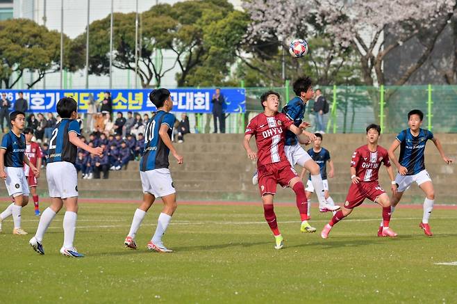 중앙중은 10일 제주시 애향운동장에서 펼쳐진 오현중과의 백호기 남중부 준결승전에서 전후반 0대 0으로 비긴 뒤 승부차기에서 5-4로 극적으로 승리했다. 고봉수 기자
