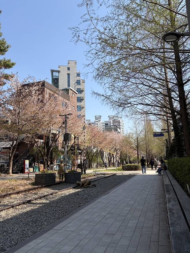 ▲철길이 보존돼있는 경의선 숲길. 사진=송윤주기자