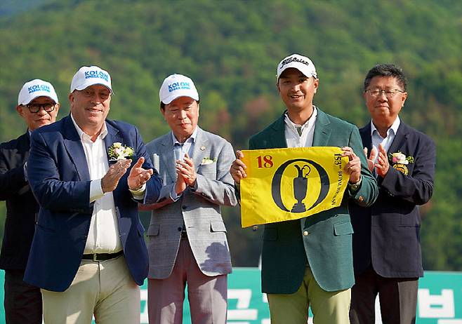 2025년 코오롱 한국오픈에서 우승을 차지한 사돔 깨우깐차나가 디오픈 출전권을 상징하는 깃발을 들고 기뻐하고 있다. (사진=이데일리DB)