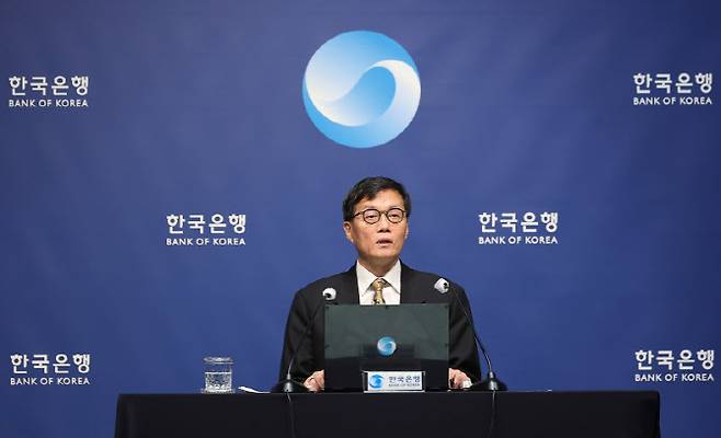 이창용 한국은행 총재가 10일 서울 중구 한국은행 본관에서 열린 금융통화위원회 본회의 후 기자간담회에서 발언하고 있다. (사진= 연합뉴스)