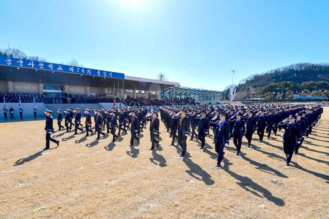 지난 2월 25일 공군사관학교 성무연병장에서 열린 공군사관학교 74기 졸업식에서 졸업생들이 분열하고 있다. (사진=연합뉴스)