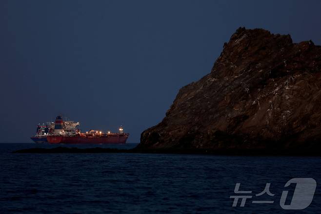 3월 10일(현지시간) 유조선 칼리스토호가 오만 무스카트 인근 해상에 정박해 있다. (자료사진) 2026.03.10. ⓒ 로이터=뉴스1