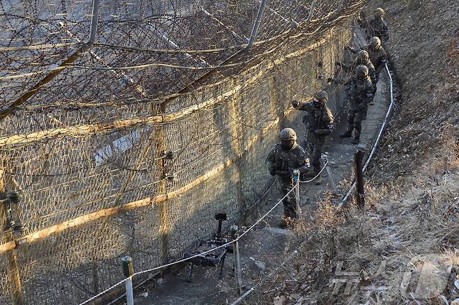 육군 5사단 열쇠부대 장병들이 경기 연천군 접경지역에서 다족 보행 로봇과 함께 일출시간대 철책 경계 근무를 하고 있다. (공동취재) 2025.12.29 ⓒ 뉴스1 장수영 기자