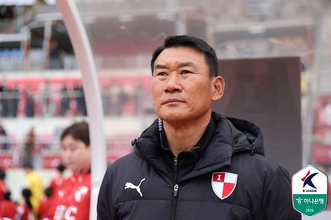 부산아이파크의 비상을 이끄는 조성환 감독 (한국프로축구연맹 제공)