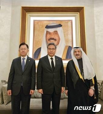 2023년 12월 18일 박진(가운데) 당시 외교부 장관, 정병하(왼쪽) 주쿠웨이트대한민국 대사, 디얍 파르한 알 라쉬디 주한쿠웨이트대사와 향년 86세로 서거한 세이크 나와프 쿠웨이트 군주(에미르) 초상화 앞에 자리하고 모습. (외교부 제공)