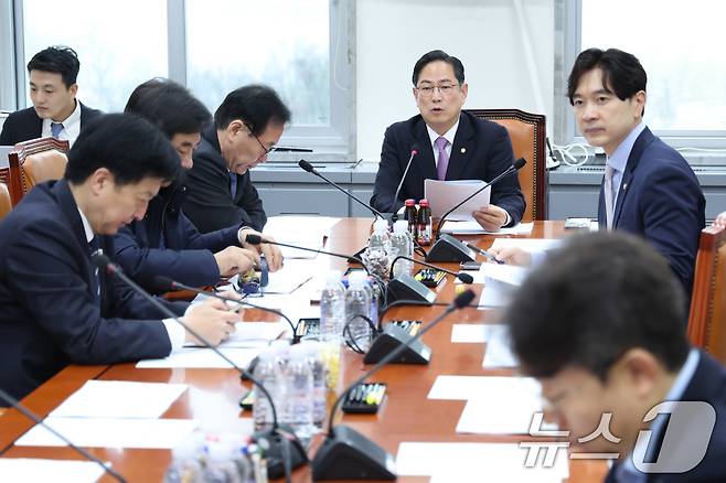 박수영 소위원장이 10일 서울 여의도 국회에서 열린 재정경제기획위원회 조세소위원회에서 안건을 논의하고 있다. 2026.4.10 ⓒ 뉴스1 신웅수 기자