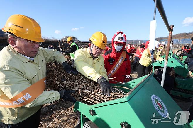 이승돈 농촌진흥청장이 3일 영농부산물 파쇄지원단과 함께 파쇄 작업을 시연하고 있다. (농촌진흥청 제공. 재판매 및 DB금지) 2025.12.3/뉴스1