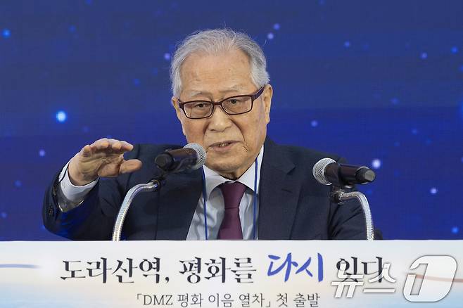 10일 오전 'DMZ 평화 이음 열차'를 타고 서울역에서 출발해 도라산역 도착한 정세현 전 통일부 장관이 경기도 파주시 도라산역에서 열린 '도라산역 평화를 다시 잇다' 행사에서 축사를 하고 있다. (청사사진기자단) 2026.4.10 ⓒ 뉴스1