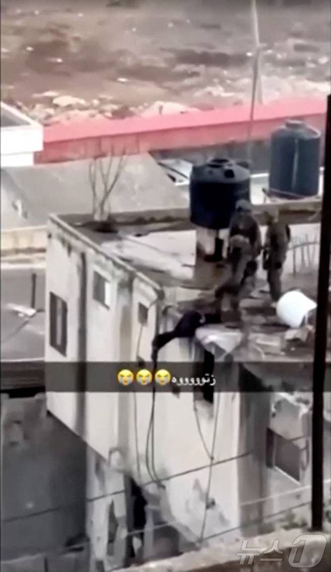 지난 2024년 9월 19일(현지시간) 소셜미디어에 유포된 이스라엘군 병사들이 서안지구 카타비아에서 팔레스타인 전투원 시신을 한 건물 옥상에서 밀어서 떨어뜨리는 영상 갈무리. 2024.09.19 ⓒ 로이터=뉴스1