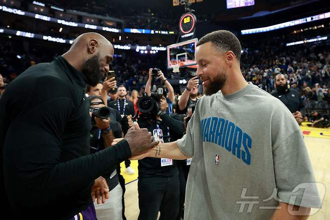 악수하는 르브론 제임스(왼쪽)와 스테픈 커리. ⓒ AFP=뉴스1