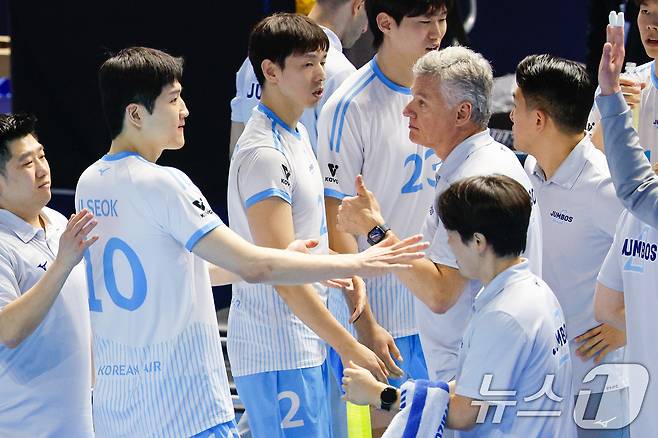 10일 오후 인천 계양체육관에서 열린 프로배구 2025-2026 V-리그 남자부 챔피언 결정전 5차전 대한항공 점보스와 현대캐피탈 스카이워커스의 경기, 대한항공 레난 달 조토 감독이 정지석을 향해 엄지손가락을 치켜들고 있다. 2026.4.10 ⓒ 뉴스1 안은나 기자