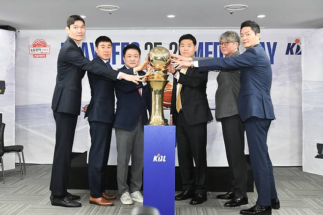 플레이오프에 진출한 6개 구단 감독들이 10일 KBL센터에서 열린 2025~2026 LG전자 프로농구 플레이오프 미디어데이에서 포즈를 취했다. 왼쪽부터 DB 김주성 감독, KCC 이상민 감독, 정관장 유도훈 감독, LG 조상현 감독, 소노 손창환 감독, SK 전희철 감독. 사진 | KBL