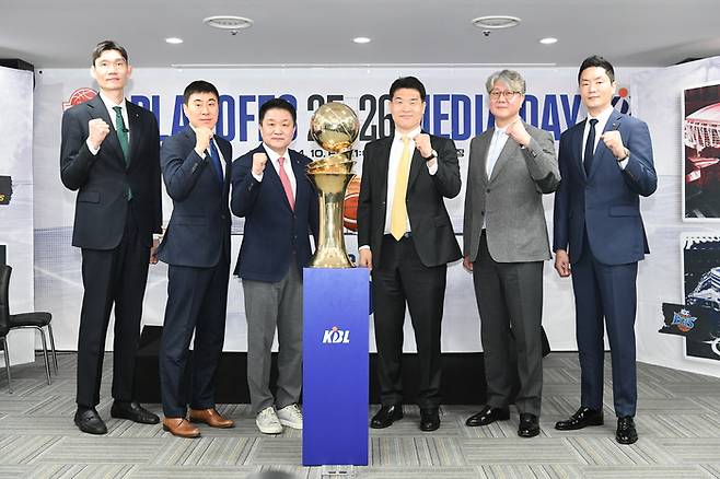 플레이오프에 진출한 6개 구단 감독들이 10일 KBL센터에서 열린 2025~2026 LG전자 프로농구 플레이오프 미디어데이에서 포즈를 취했다. 왼쪽부터 DB 김주성 감독, KCC 이상민 감독, 정관장 유도훈 감독, LG 조상현 감독, 소노 손창환 감독, SK 전희철 감독. 사진 | KBL