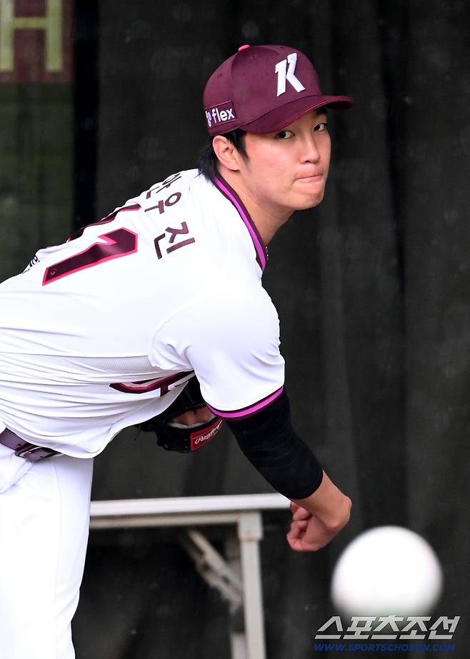 9일 고양히어로즈파크에서 열릴 예정이던 고양과 한화의 퓨쳐스리그 경기가 우천으로 취소됐다. 이날 경기 선발 등판 예정이던 안우진이 불펜피칭을 소화했다. 불펜에서 힘차게 공을 던지는 안우진의 모습. 고양=허상욱 기자wook@sportschosun.com