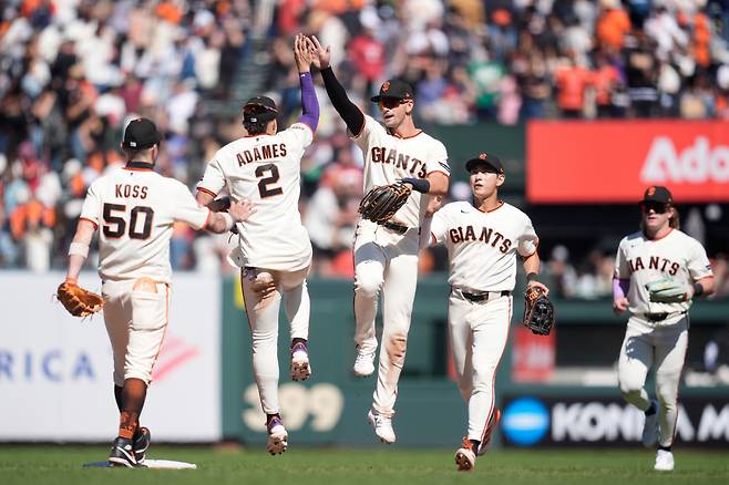 San Francisco Giants' Christian Koss, from left, celebrates with Willy Adames, Jared Oliva, Jung Hoo Lee and Harrison Bader after a baseball game against the Philadelphia Phillies in San Francisco, Wednesday, April 8, 2026. (AP Photo/Jeff Chiu)







<저작권자(c) 연합뉴스, 무단 전재-재배포, AI 학습 및 활용 금지>
